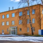 Корпус комплекса Солнечный на территории среди деревьев